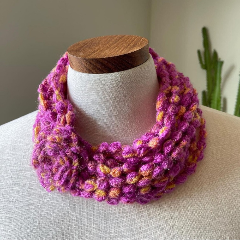 BRAND NEW - WOOLEN HANDMADE CROCHET NECKLACE - NECK WARMER